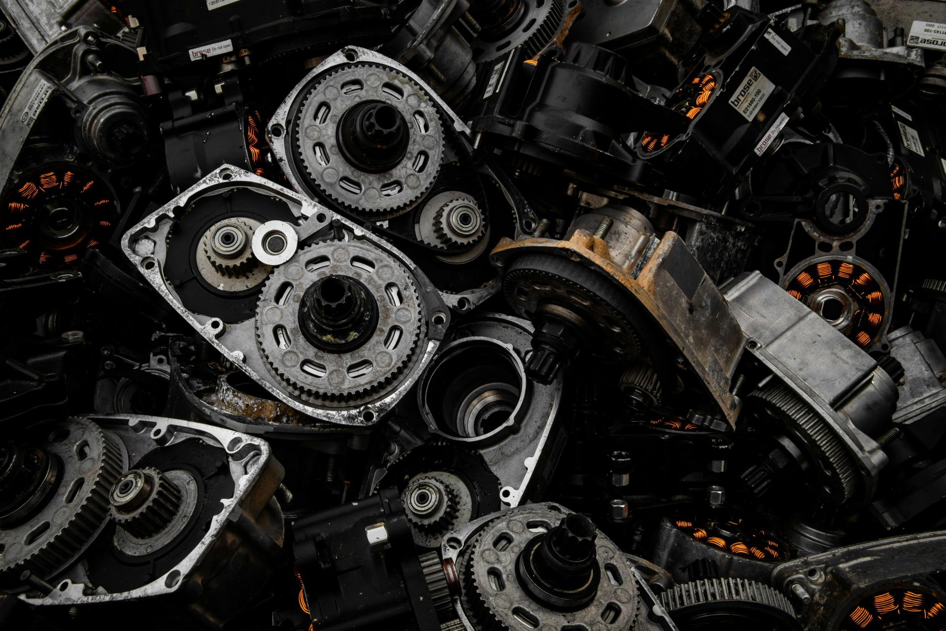 Primer plano detallado de diversos engranajes y mecanismos de maquinaria en un entorno industrial.