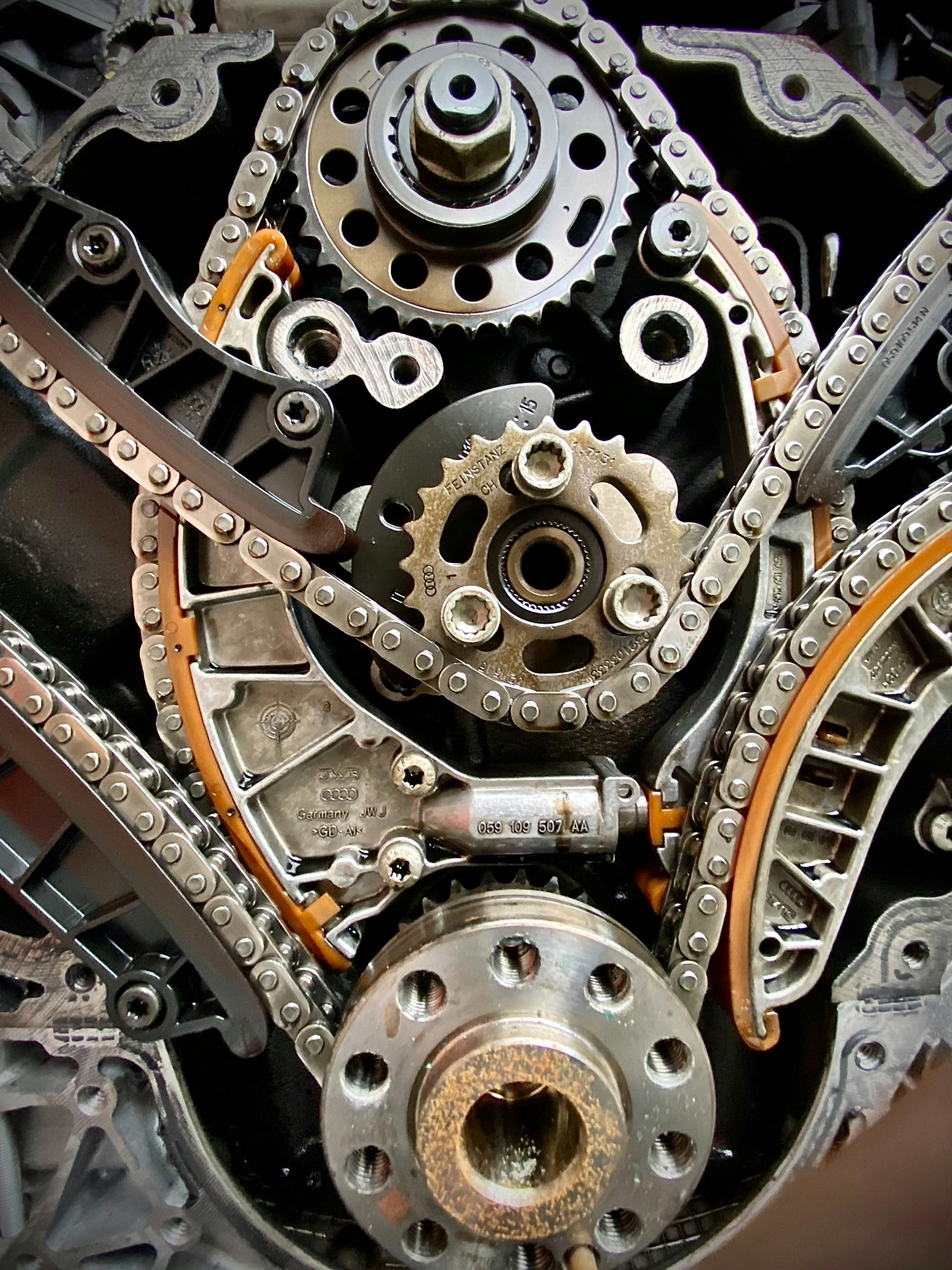 Primer plano del motor de un coche.